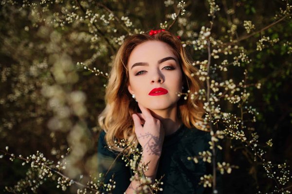 How to Style a Structured Wool Skirt for Cold Weather Professional Settings?